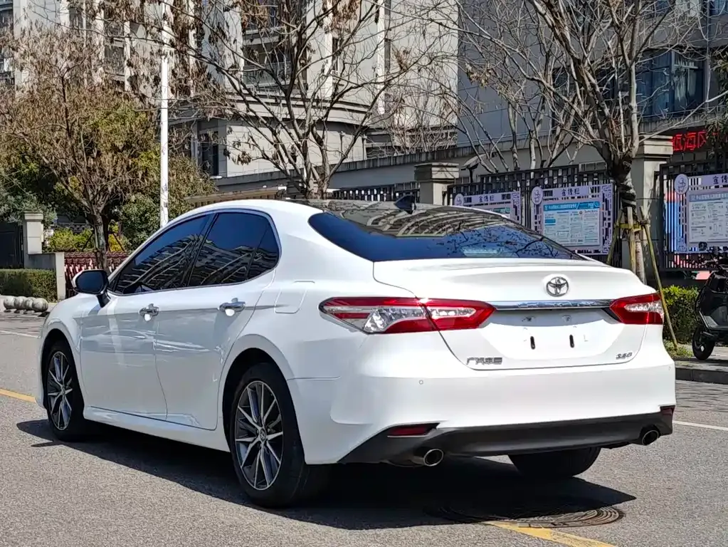 Toyota Camry — фото 7