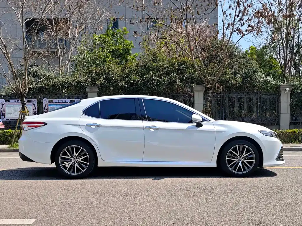 Toyota Camry — фото 5
