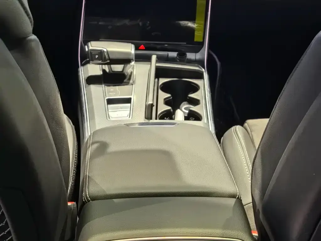Audi A6L 2023 из CN, фото 2