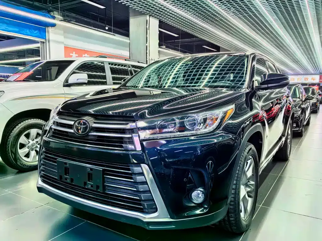Toyota Highlander — фото 1