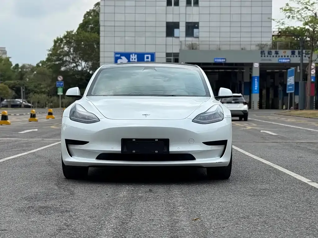 Tesla Model 3 — фото 9