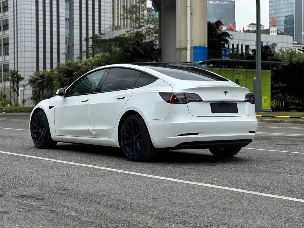Tesla Model 3 — фото 10