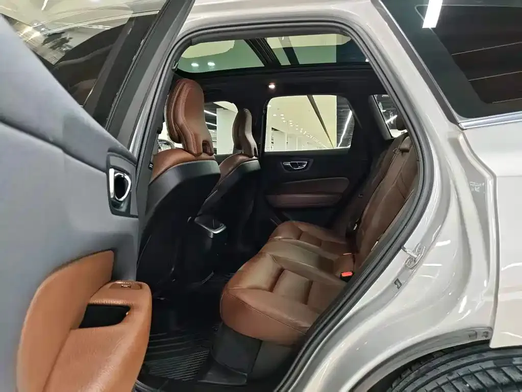 Volvo XC60 2021 из CN, фото 2