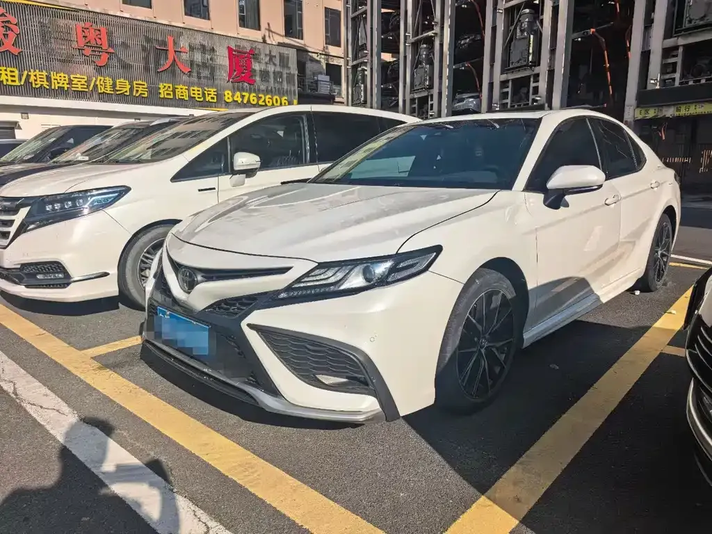 Toyota Camry — фото 1
