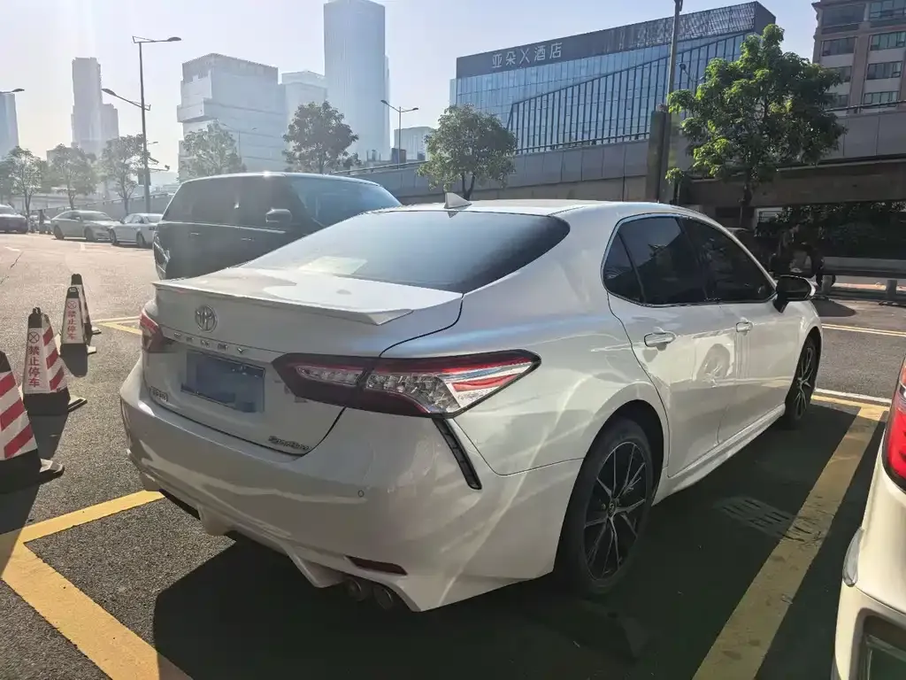 Toyota Camry — фото 5