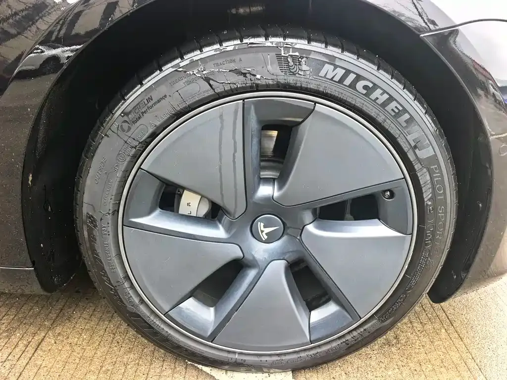 Tesla Model 3 — фото 5