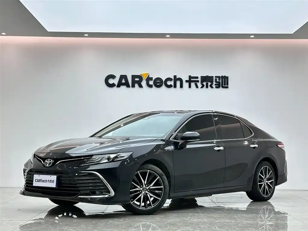 Toyota Camry — фото 1