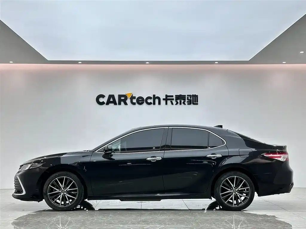 Toyota Camry — фото 2