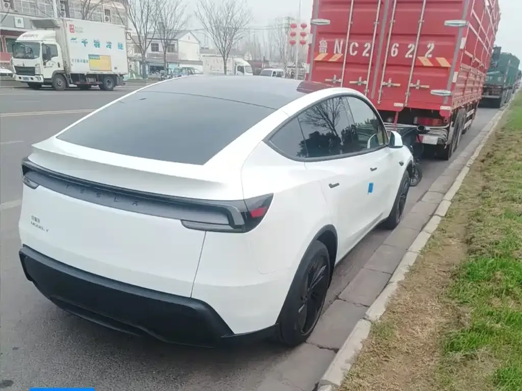 Tesla Model Y — фото 7