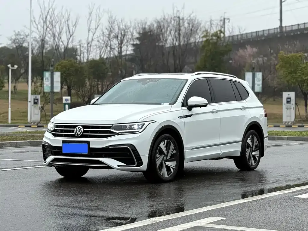 Volkswagen Tiguan L — фото 1