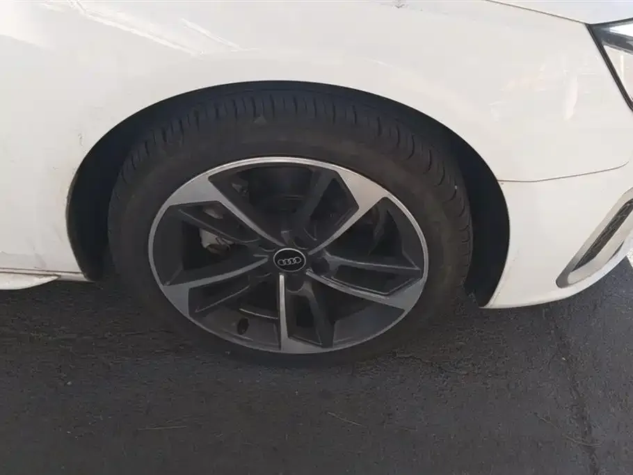 Audi A4L 2023 из CN, фото 2