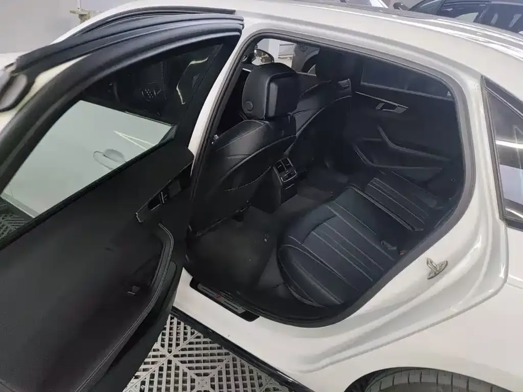 Audi A4L 2024 из CN, фото 2