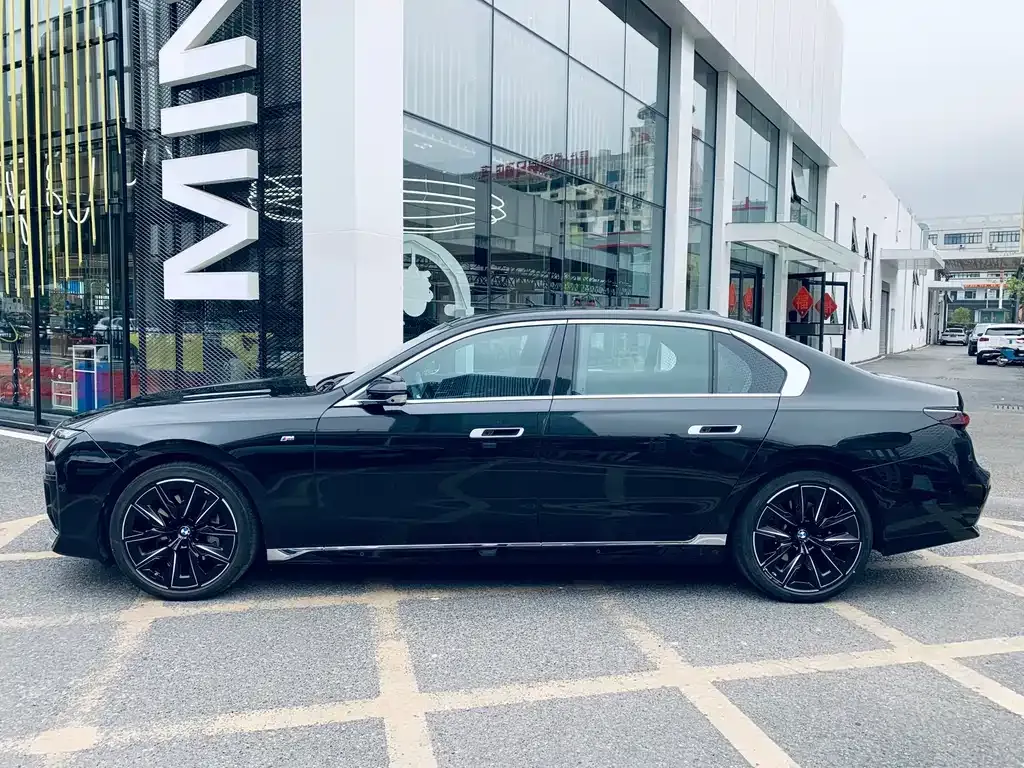 BMW 7 Series 2023 из CN, фото 9