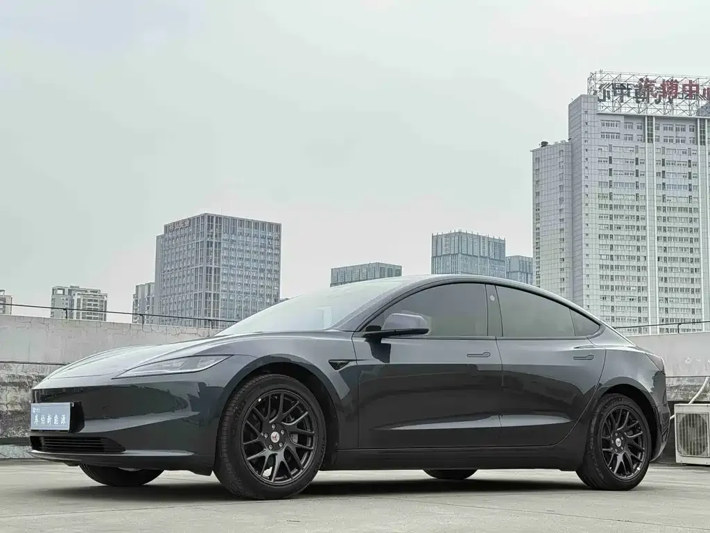 Tesla Model 3 — фото 1