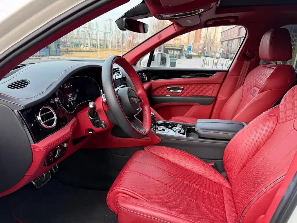 Bentley Bentayga 2023 из CN, фото 4