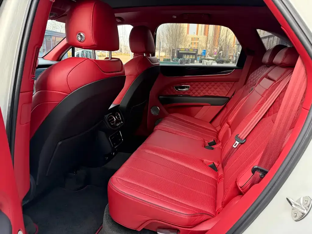 Bentley Bentayga 2023 из CN, фото 7