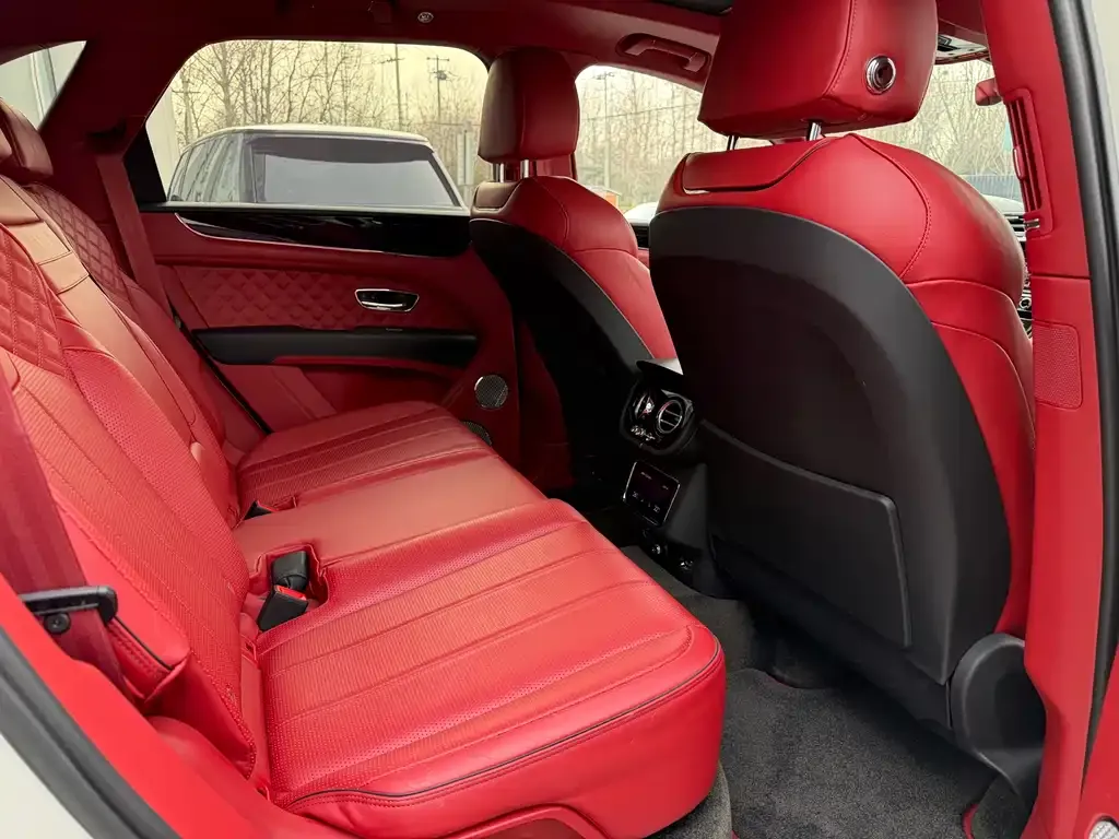 Bentley Bentayga 2023 из CN, фото 2