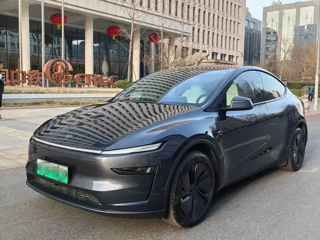 Tesla Model Y — фото 1