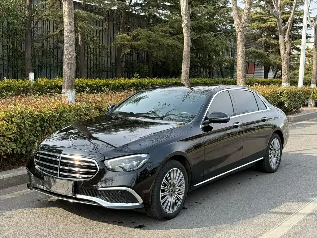 Mercedes-Benz E-Class — фото 1