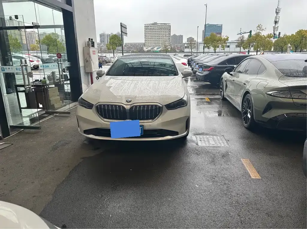 BMW 5 Series 2025 из CN, фото 1