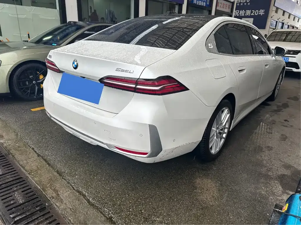 BMW 5 Series 2025 из CN, фото 4