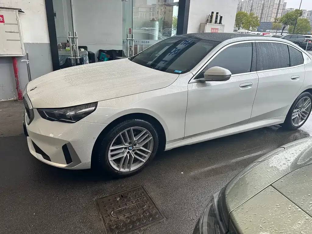 BMW 5 Series 2025 из CN, фото 3