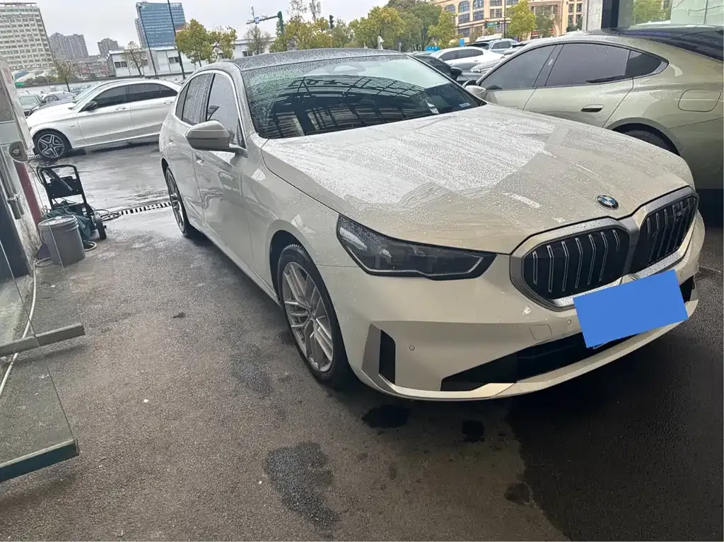 BMW 5 Series 2025 из CN, фото 9