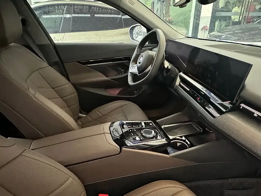 BMW 5 Series 2025 из CN, фото 7