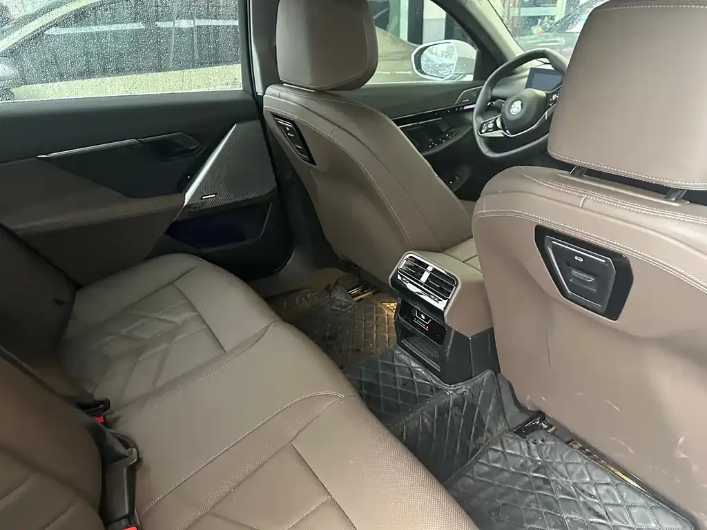 BMW 5 Series 2025 из CN, фото 2