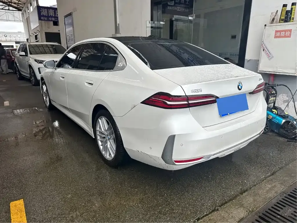BMW 5 Series 2025 из CN, фото 5