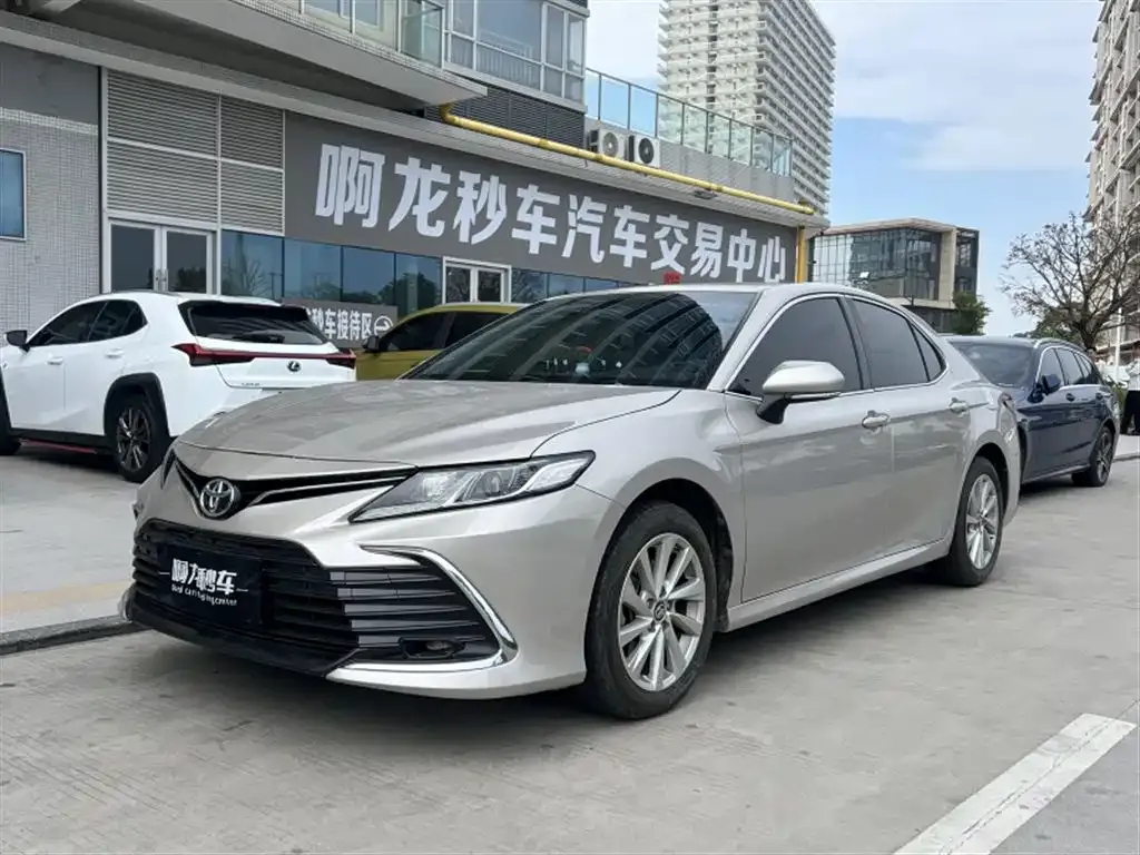 Toyota Camry — фото 1