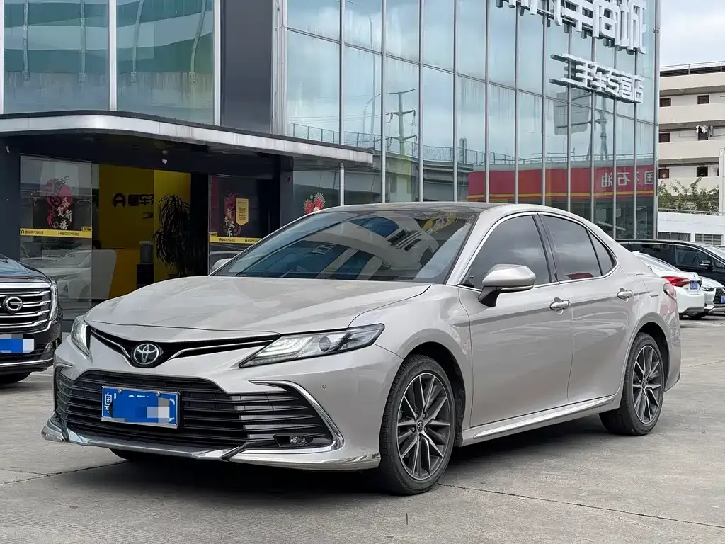 Toyota Camry — фото 1