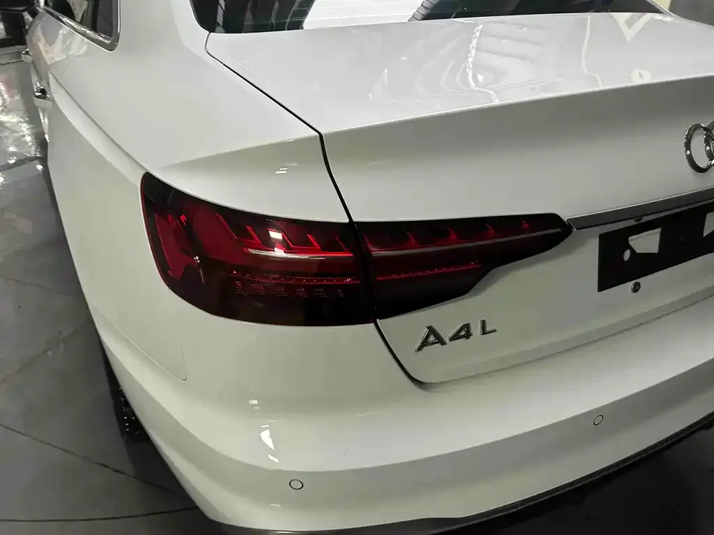 Audi A4L 2022 из CN, фото 2