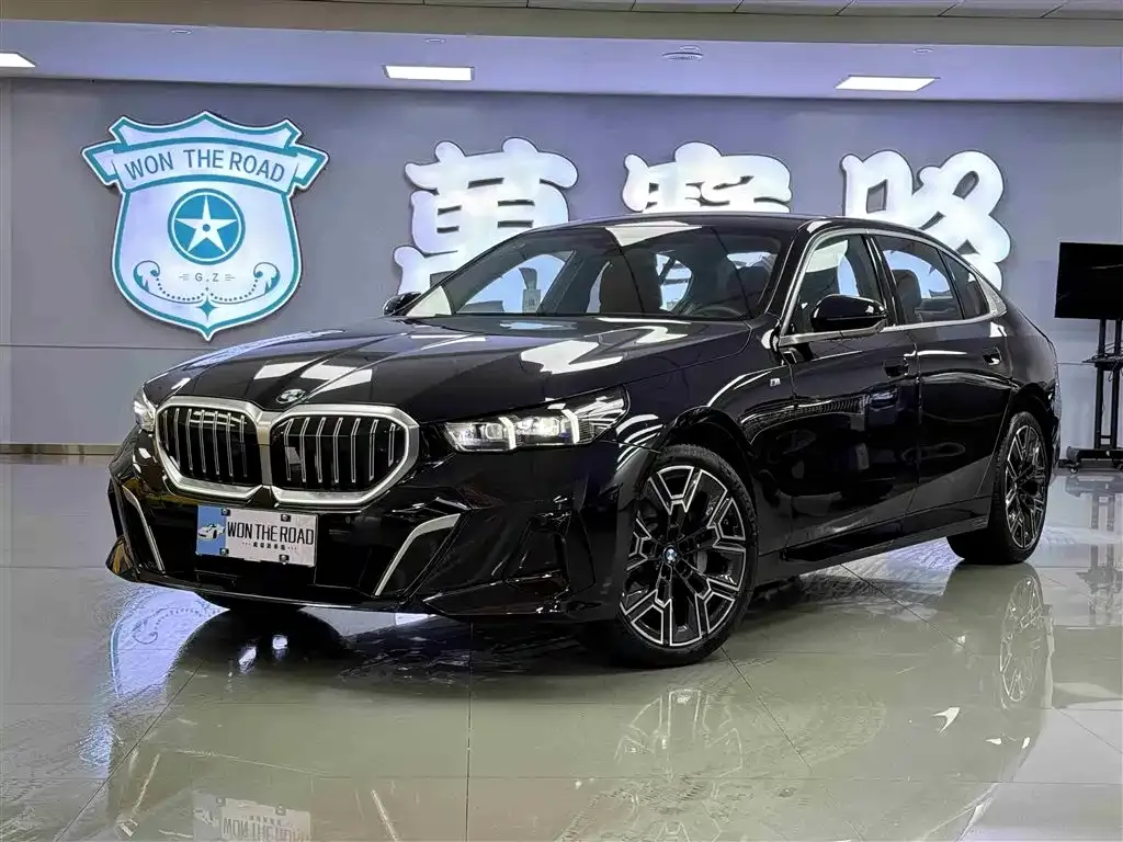 BMW 5 Series — фото 1