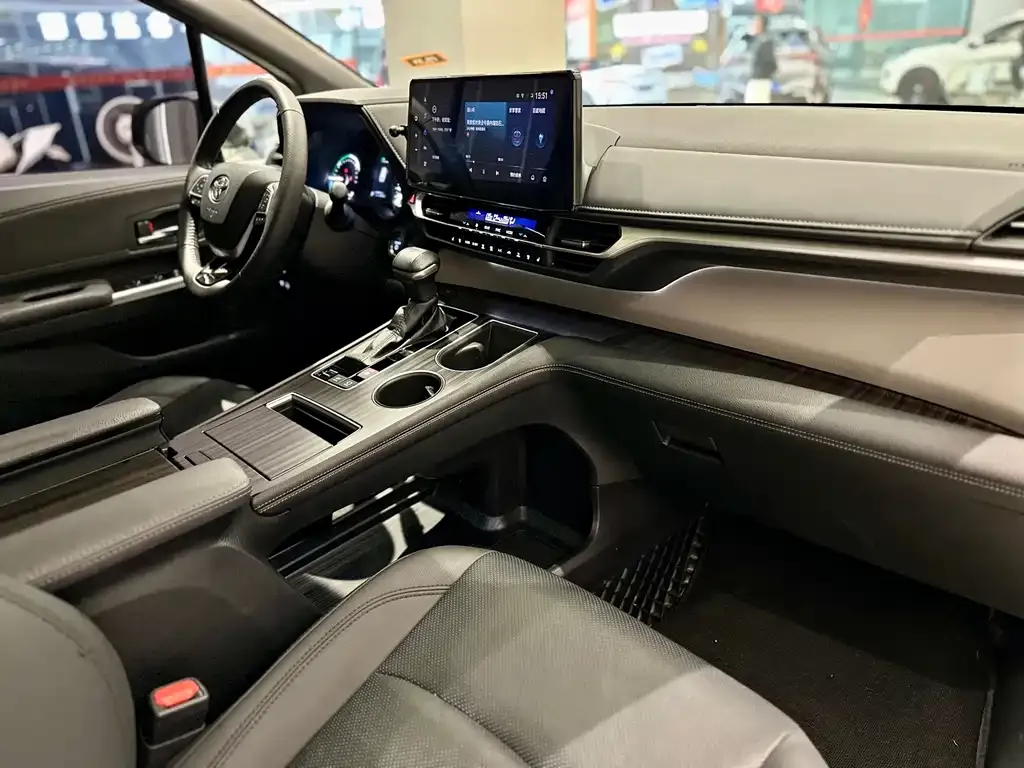 Toyota Granvia — фото 9