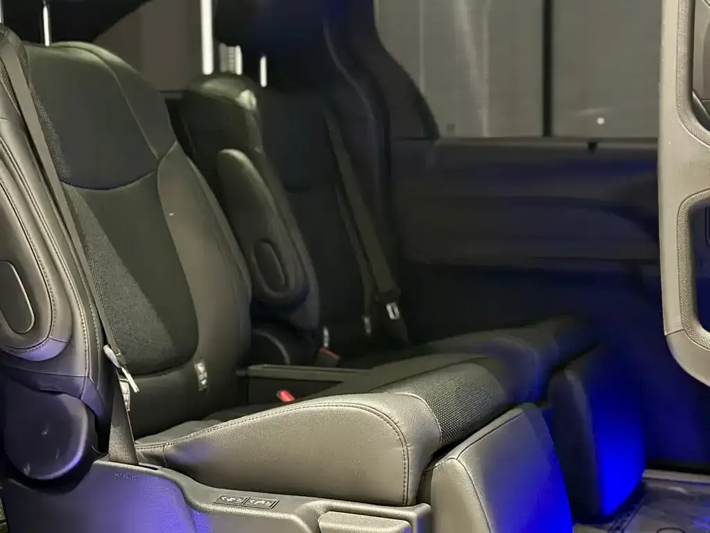 Toyota Granvia — фото 2