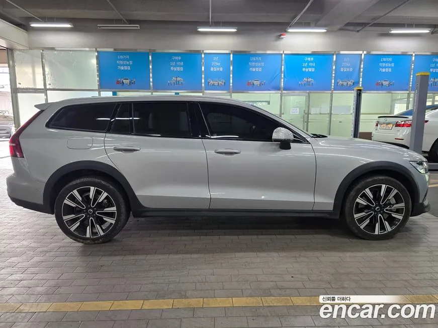 Volvo V60 2024 из KR, фото 3