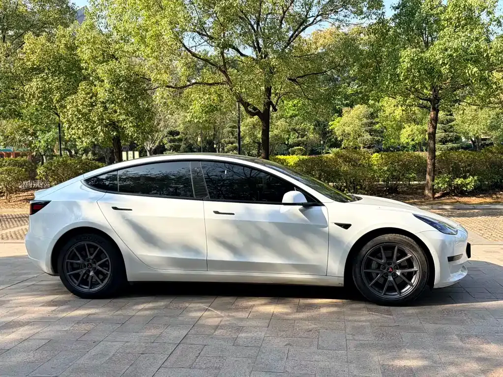 Tesla Model 3 — фото 9