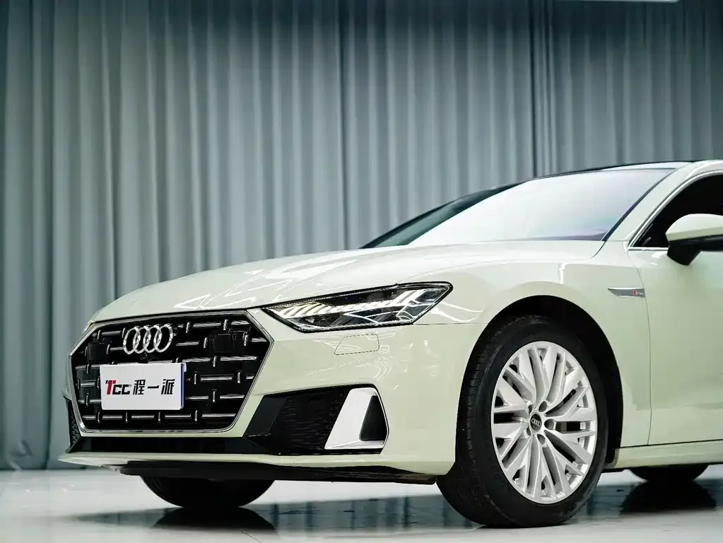 Audi A7L — фото 1