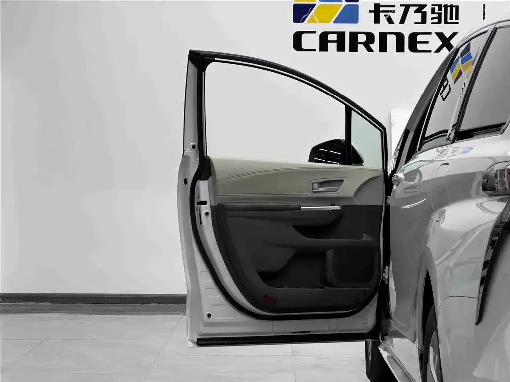 Toyota Sienna 2023 из CN, фото 2