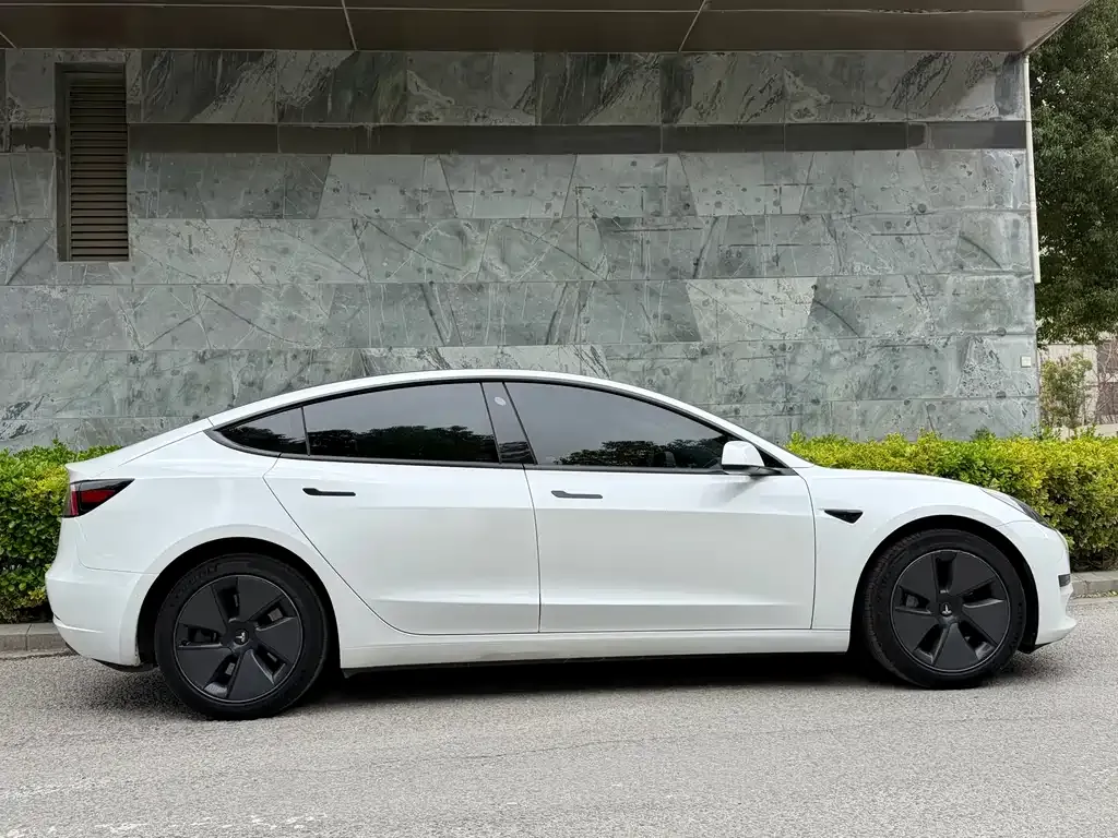 Tesla Model 3 — фото 10