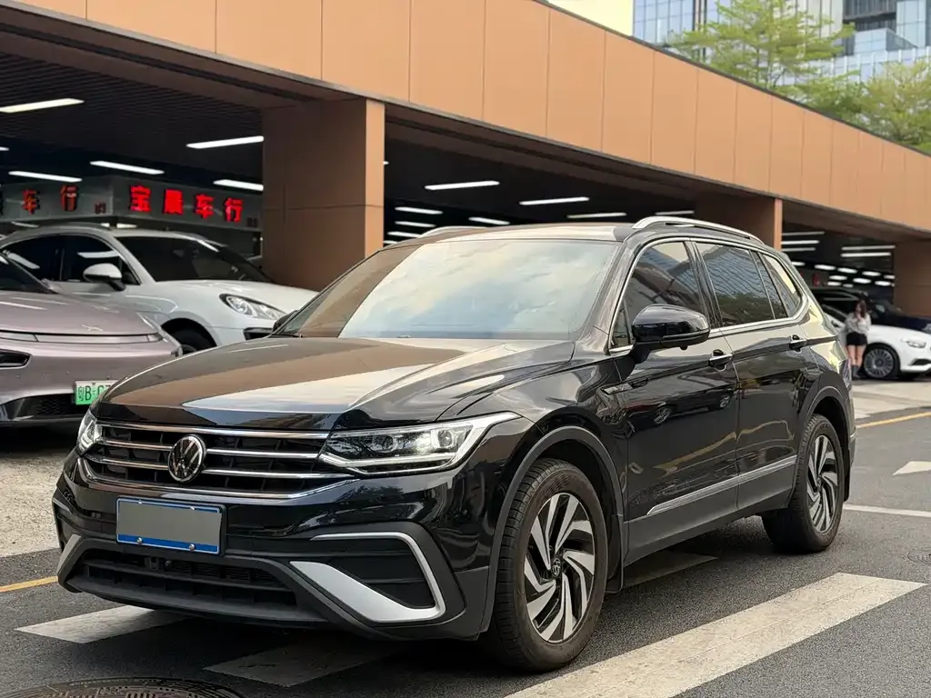 Volkswagen Tiguan L — фото 1
