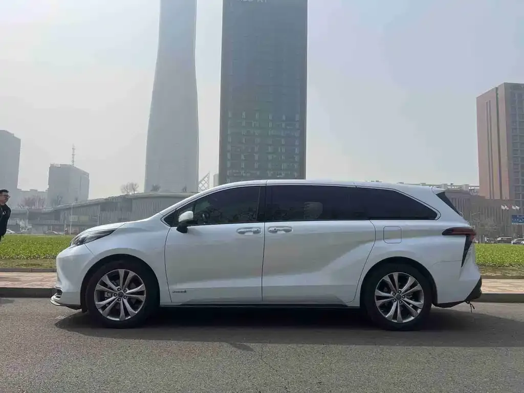 Toyota Sienna 2023 из CN, фото 3