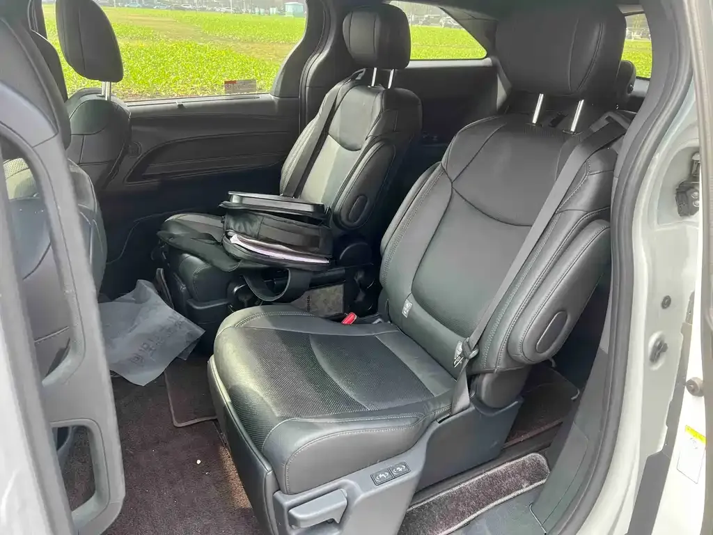 Toyota Sienna 2023 из CN, фото 2