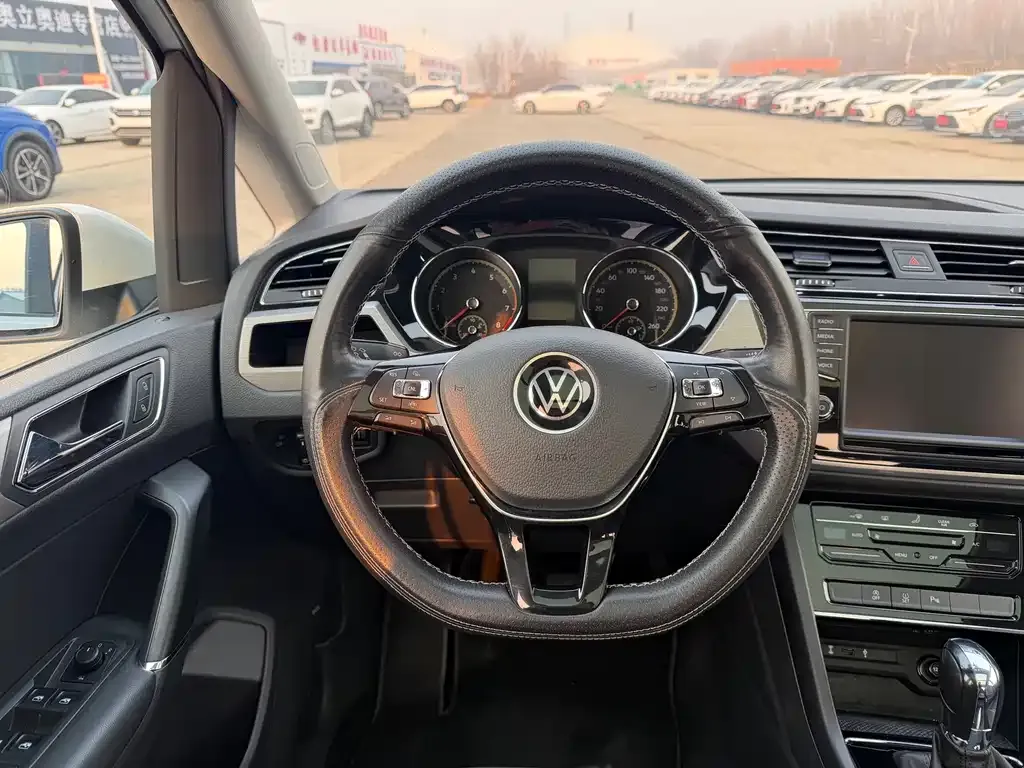 Volkswagen Touran 2021 из CN, фото 2