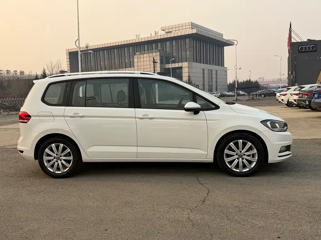Volkswagen Touran 2021 из CN, фото 9