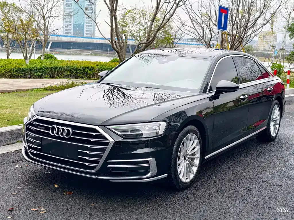 Audi A8 — фото 1