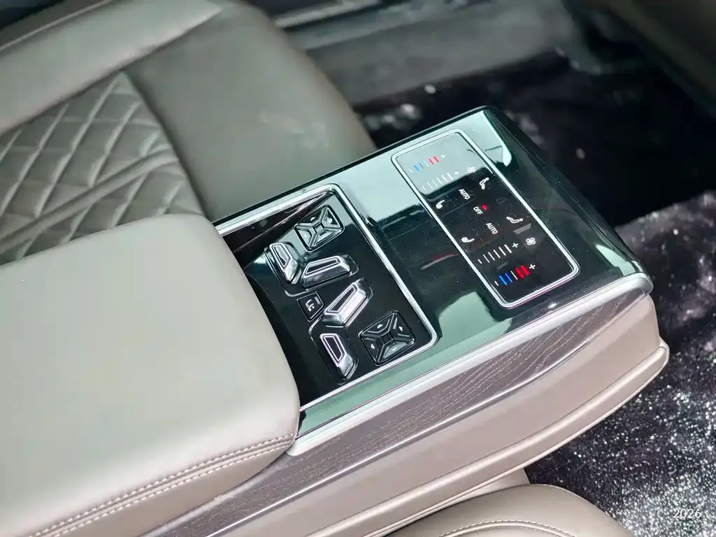 Audi A8 — фото 6