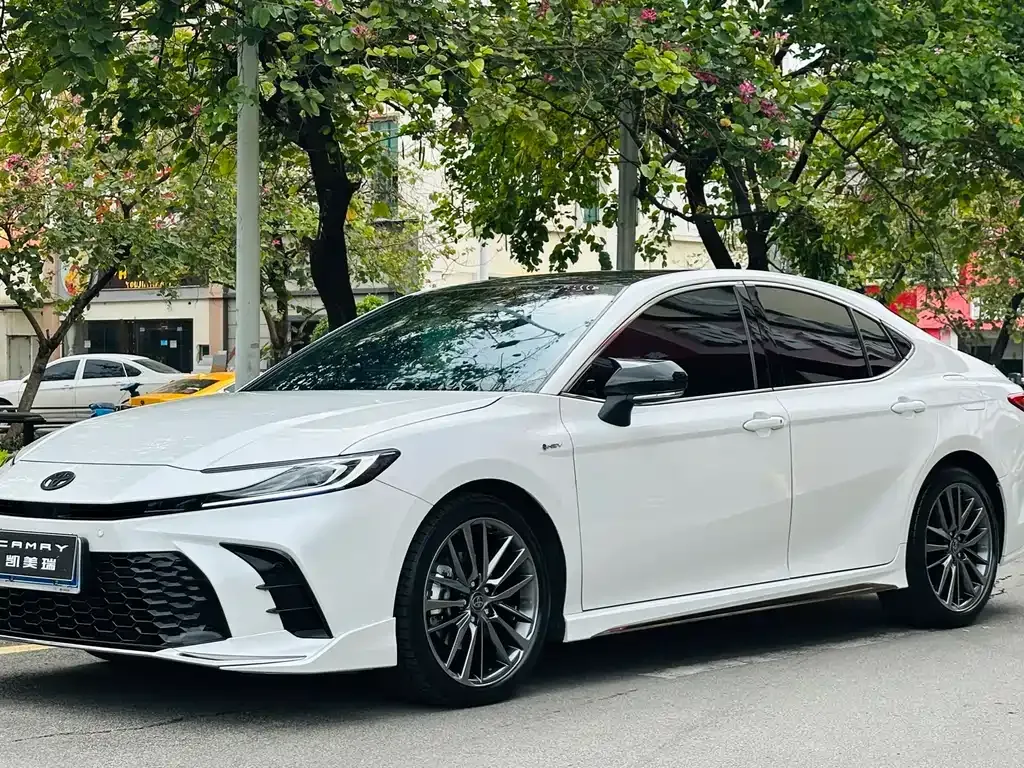 Toyota Camry — фото 1