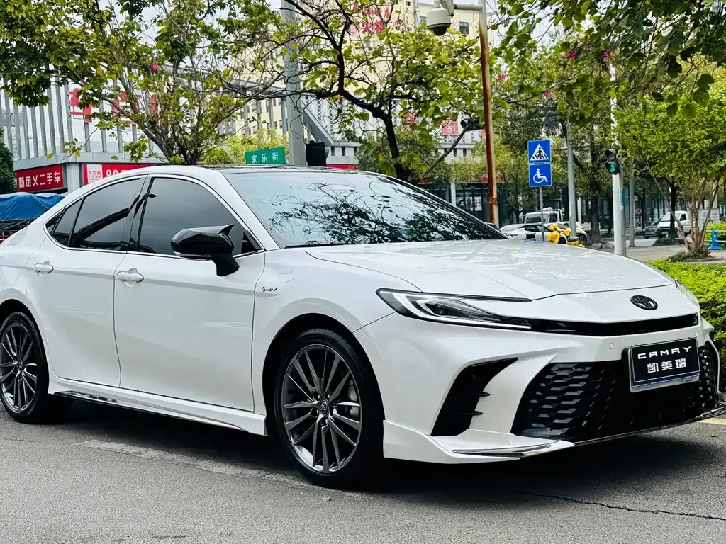 Toyota Camry — фото 8